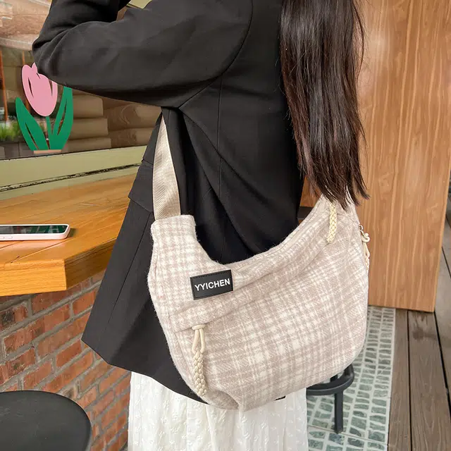 揽月 日系休闲复古百搭简约 呢子 斜挎包 男女同款情侣款 女款 黑色/棕色/卡其色/红色