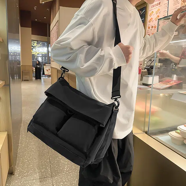 揽月 简约慵懒风纯色涂鸦通勤百搭 尼龙 邮差包单肩斜挎包 男女同款情侣款 黑色/白色/灰色