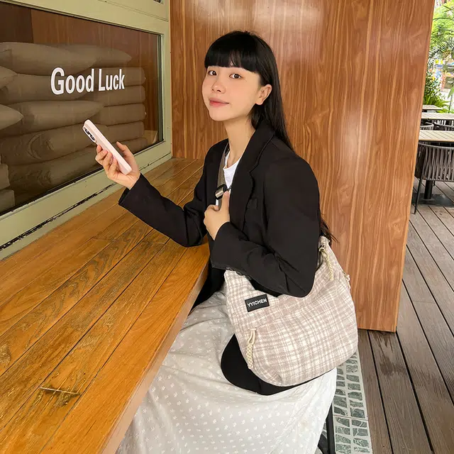 揽月 日系休闲复古百搭简约 呢子 斜挎包 男女同款情侣款 女款 黑色/棕色/卡其色/红色