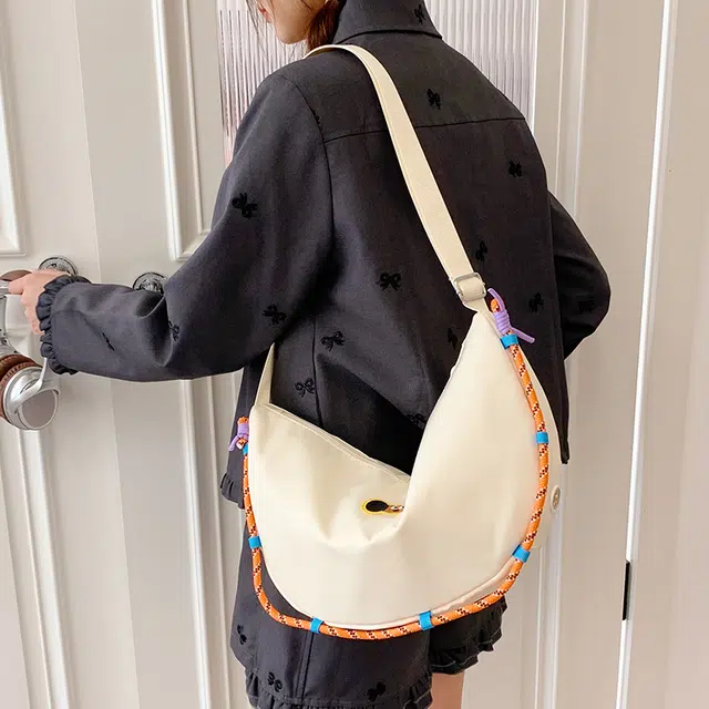 揽月 日系便携通勤百搭 尼龙布 饺子包斜挎单肩包 女款 多色