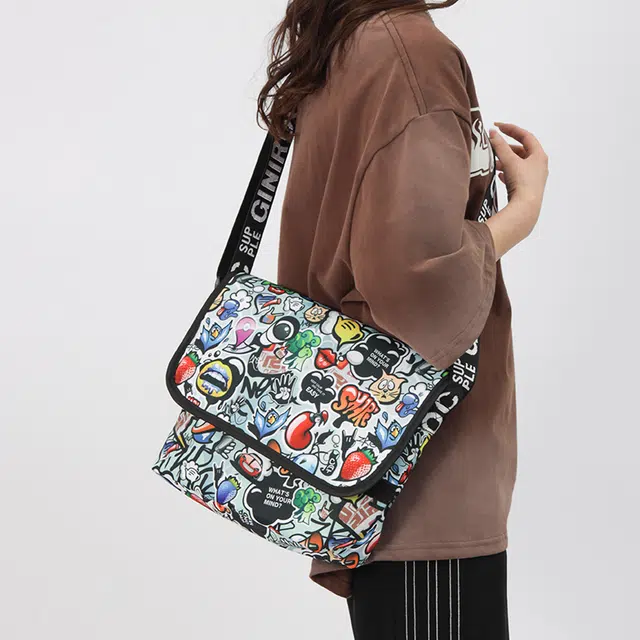 揽月 潮流印花个性百搭 尼龙 斜挎单肩包 男女同款情侣款 涂鸦色