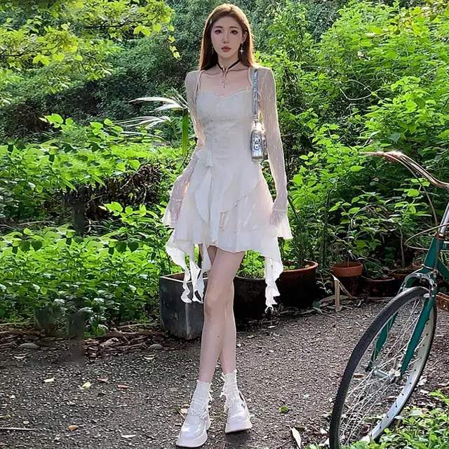 花蔓色 纯色薄款短款不规则裙摆设计吊带连衣裙 女款 白色