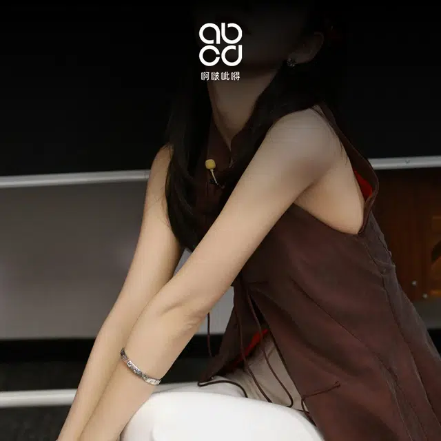 925