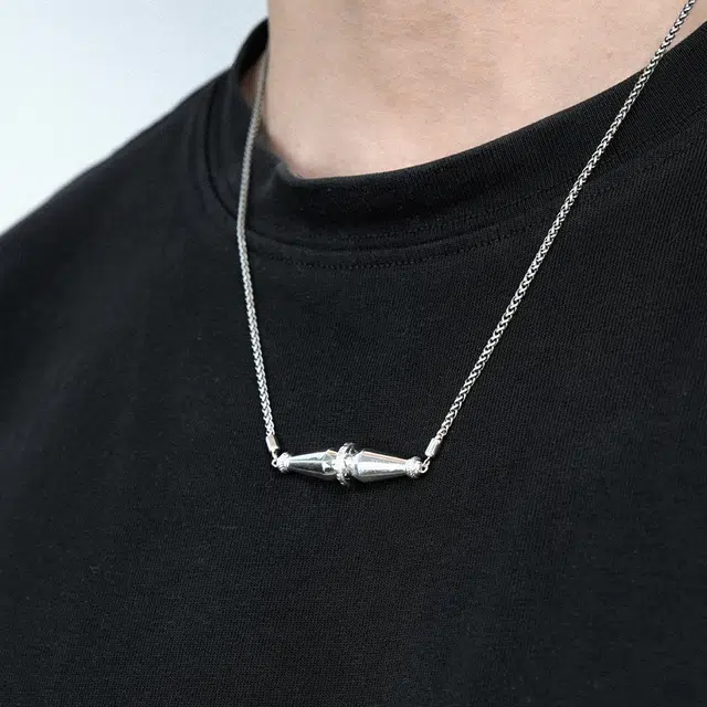 925