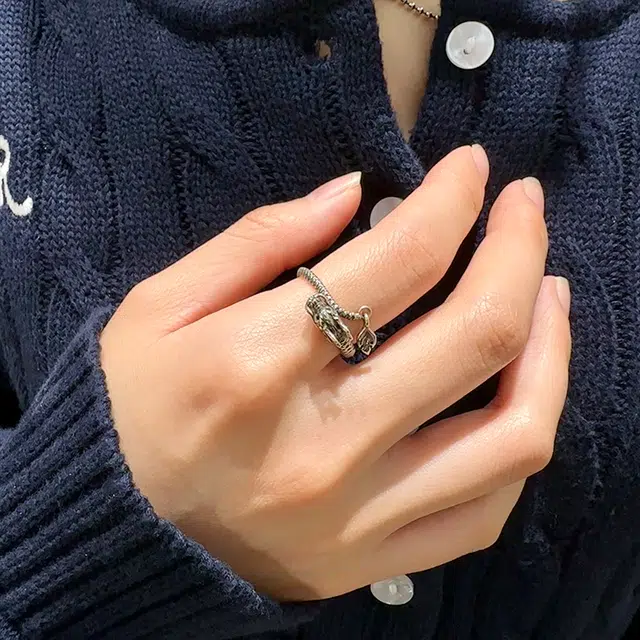 925