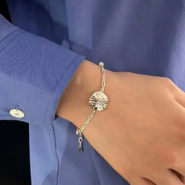 925