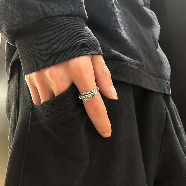 925