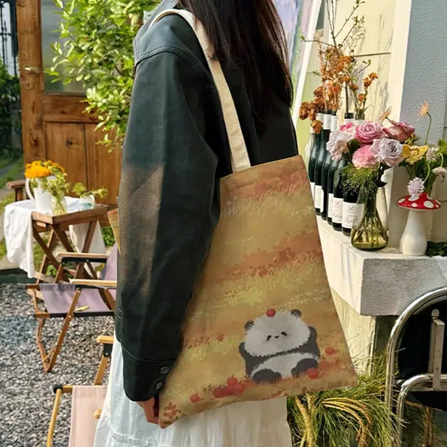 奥松 家用家居小熊猫手提袋可爱学生装书通勤百搭慵懒 绒面科技布 单肩包 男女同款情侣款 秋田花花经典袋