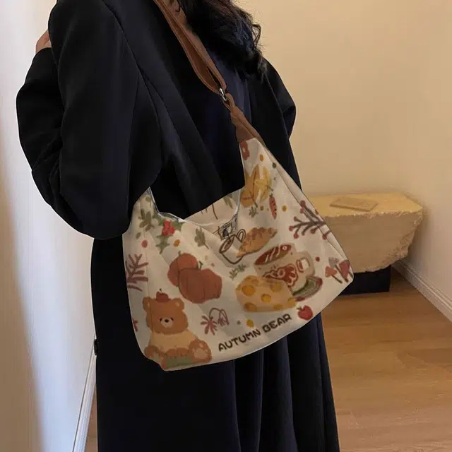 奥松 家用家居早秋天小熊设计感小众轻饺子包 绒面科技布 斜挎包 女款 黄色