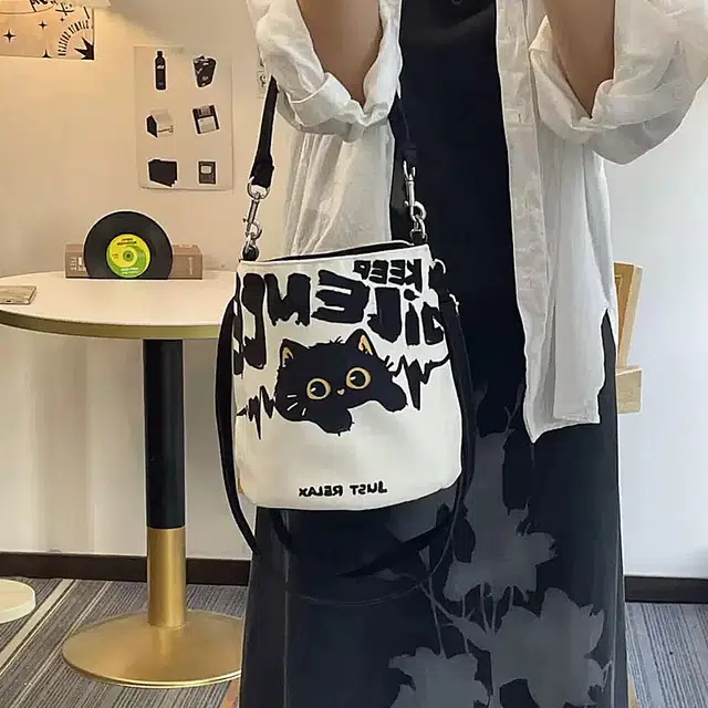 奥松 家用家居百搭学生学院 绒面科技布 斜挎包 女款 黑色/白色