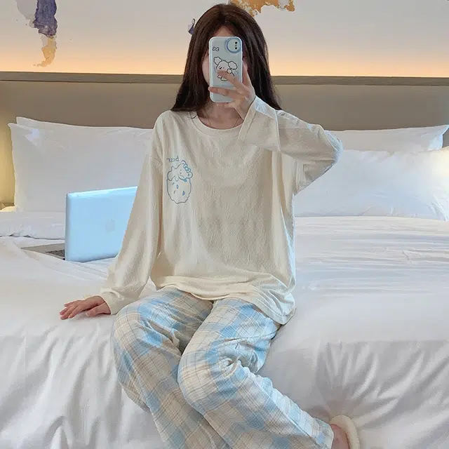 俞兆林 高级感圆领长袖长裤可爱卡通休闲带胸垫家居服可外穿睡衣套装 女款 杏色