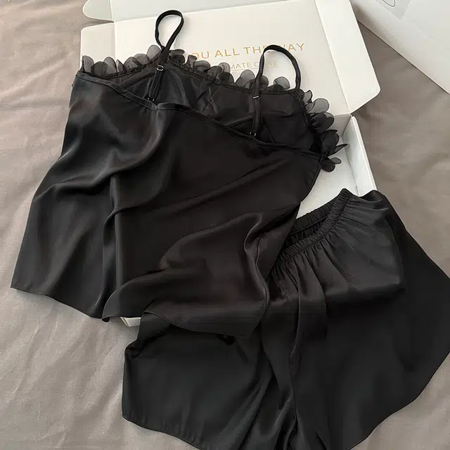 俞兆林 轻奢纯色带胸垫凉感冰丝纯欲风吊带三分裤宽松休闲家居服睡衣套装 女款