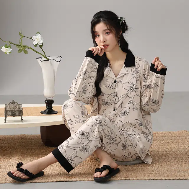 俞兆林 简约带胸垫碎花印花亲肤舒适长袖休闲可外穿长裤睡衣套装 女款 杏色