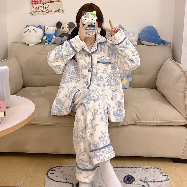 俞兆林 高级感时尚口袋草丛蝴蝶卡通翻领柔软亲肤法兰绒长袖长裤舒适休闲睡衣套装 女款 蓝色