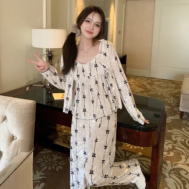 俞兆林 甜美蝴蝶结长袖长裤金丝绒带胸垫休闲亲肤吊带家居服三件套秋季睡衣套装 女款 杏色