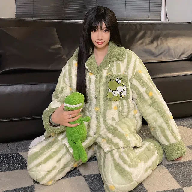 俞兆林 柔软舒适亲肤蓄热锁温翻领长袖长裤睡衣套装 女款 绿色