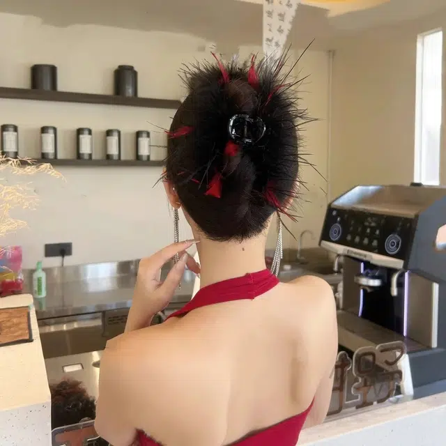 丹琴 秋冬仙女鸵鸟毛抓夹可爱毛绒绒羽毛发卡设计感气质时髦女鲨鱼夹盘发头饰 合金 发夹 女款