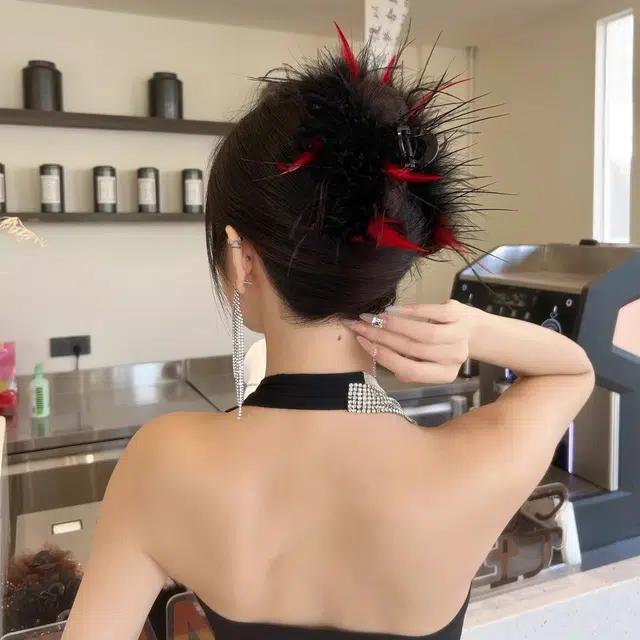 丹琴 秋冬仙女鸵鸟毛抓夹可爱毛绒绒羽毛发卡设计感气质时髦女鲨鱼夹盘发头饰 合金 发夹 女款