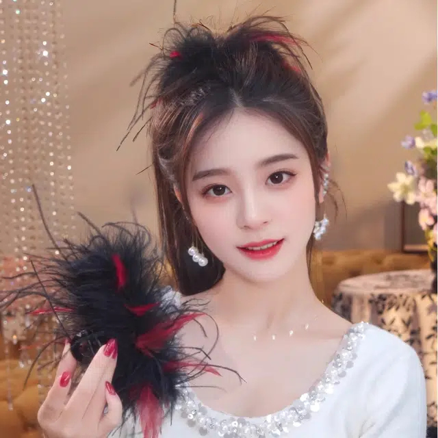 丹琴 秋冬仙女鸵鸟毛抓夹可爱毛绒绒羽毛发卡设计感气质时髦女鲨鱼夹盘发头饰 合金 发夹 女款
