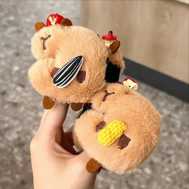 丹琴 可爱少女半扎发卡皮巴拉毛绒抓夹秋冬新款后脑勺鲨鱼夹头饰 亚克力 发夹 女款