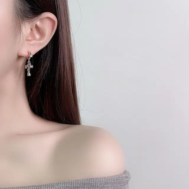 丹琴 甜酷风黑暗十字架 玫瑰缠绕与野兽耳饰 轻奢小众设计高级感嘻哈潮流#好运 铜 耳环 女款