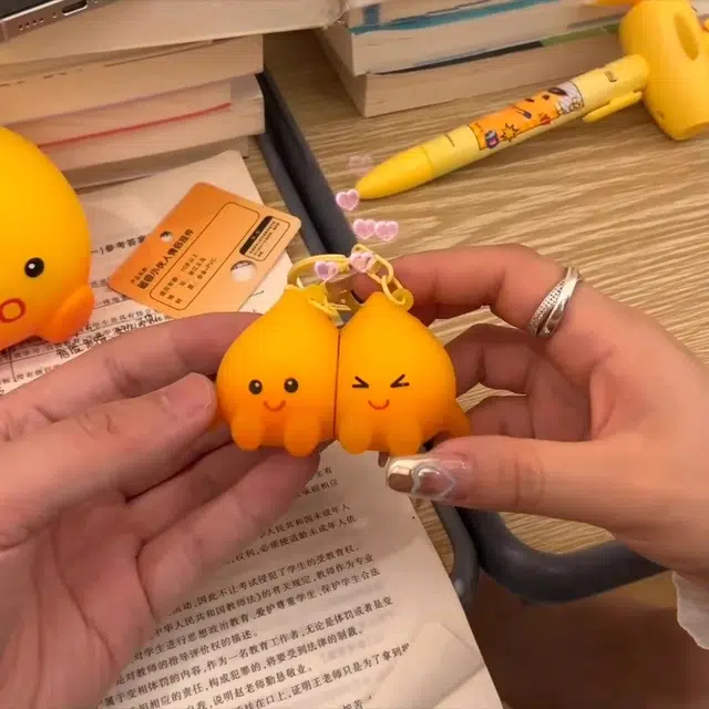 丹琴 [相吸火苗]呆萌小火人磁吸钥匙扣可爱精灵火苗书包背包挂饰玩偶公仔 硅胶/磁铁 挂件 男女同款情侣款