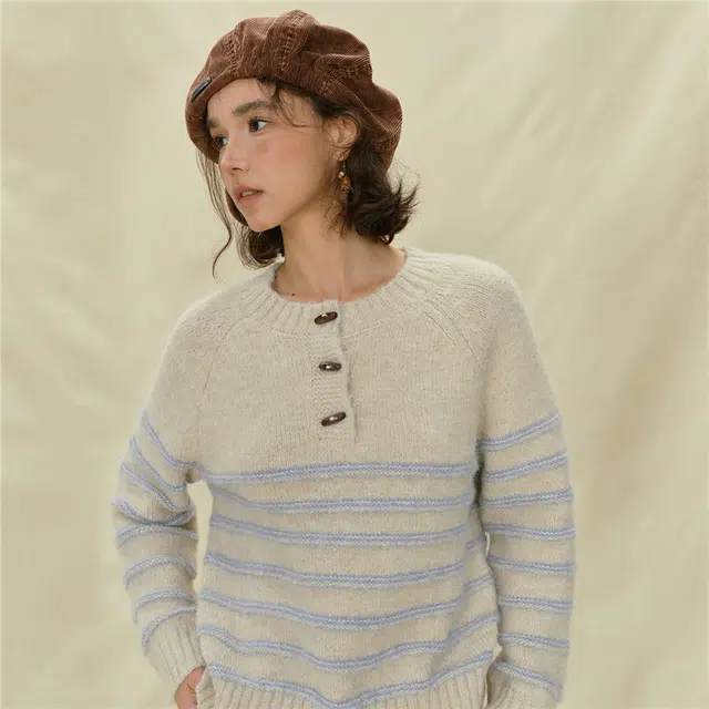 佐丹奴 条纹圆领牛角扣半开襟插肩毛织针织衫 女款