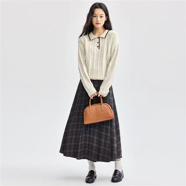 佐丹奴 肌理感绞花撞色边翻领毛织半开襟长袖针织衫 女款