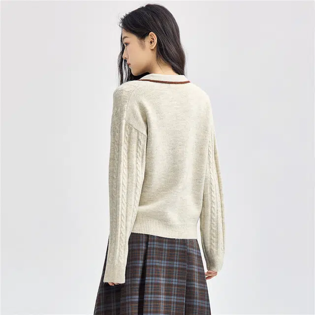 佐丹奴 肌理感绞花撞色边翻领毛织半开襟长袖针织衫 女款