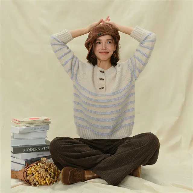 佐丹奴 条纹圆领牛角扣半开襟插肩毛织针织衫 女款