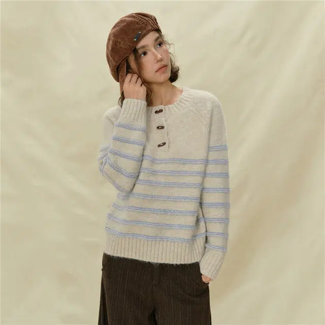 佐丹奴 条纹圆领牛角扣半开襟插肩毛织针织衫 女款