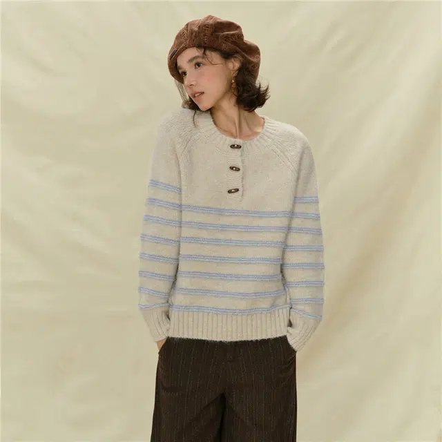佐丹奴 条纹圆领牛角扣半开襟插肩毛织针织衫 女款