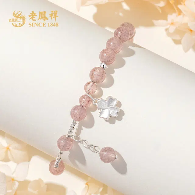 老凤祥 四叶草 幸运美好 森系甜美 日常通勤百搭 礼盒#好运 草莓晶 水晶手串 女款