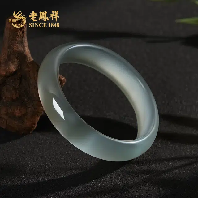 老凤祥 冰蓝 新中式 清新雅致 温婉显气质 柔和细腻 汉服旗袍搭配 礼盒#好运 玉髓 手镯 女款