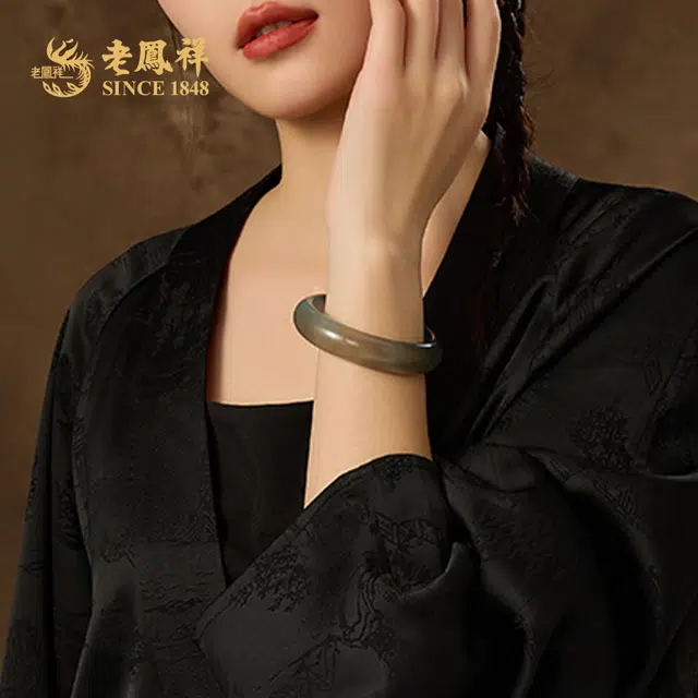 老凤祥 冰蓝 新中式 清新雅致 温婉显气质 柔和细腻 汉服旗袍搭配 礼盒#好运 玉髓 手镯 女款