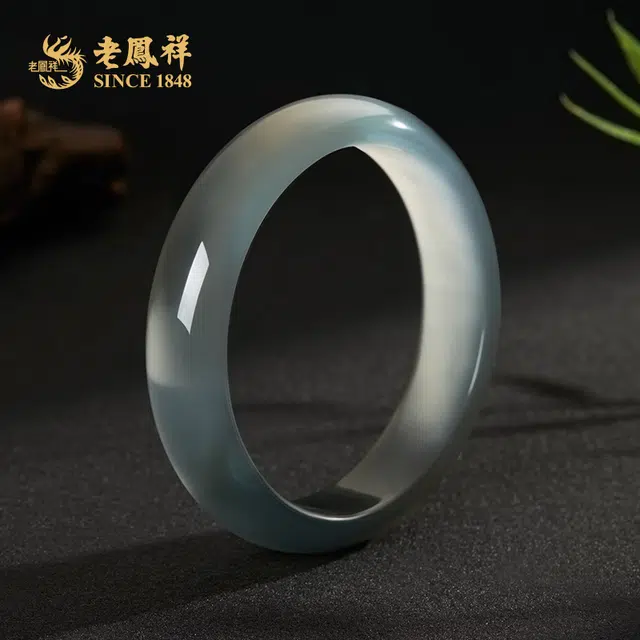 老凤祥 冰蓝 新中式 清新雅致 温婉显气质 柔和细腻 汉服旗袍搭配 礼盒#好运 玉髓 手镯 女款