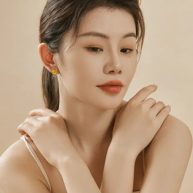老凤祥 独特 浪漫唯美麻花如意结 足金 按克计价 黄金耳钉 女款