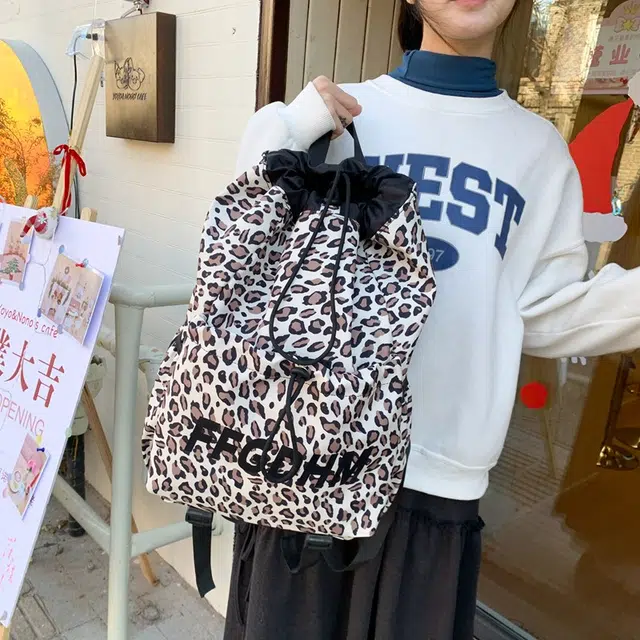 單倉 抽绳束口学生运动时尚豹纹滑板羽毛球拍包小众个性 尼龙 背包书包双肩包 常规 男女同款情侣款 米白色/卡其色