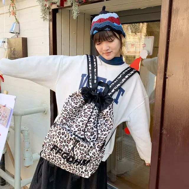 單倉 抽绳束口学生运动时尚豹纹滑板羽毛球拍包小众个性 尼龙 背包书包双肩包 常规 男女同款情侣款 米白色/卡其色
