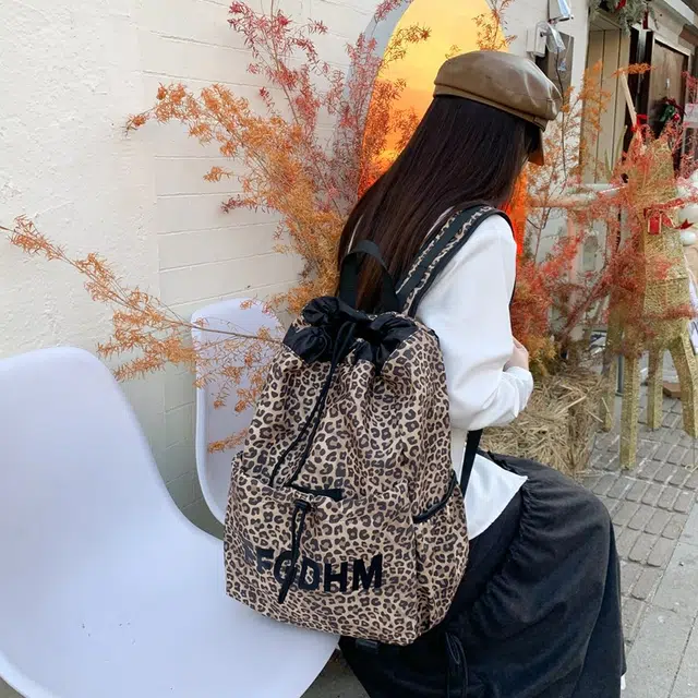 單倉 抽绳束口学生运动时尚豹纹滑板羽毛球拍包小众个性 尼龙 背包书包双肩包 常规 男女同款情侣款 米白色/卡其色
