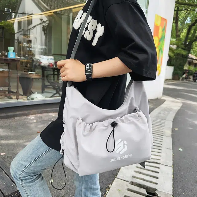 單倉 褶皱包休闲百搭通勤饺子包 尼龙布 斜挎包 男女同款情侣款 灰色/黑色/红色/卡其色