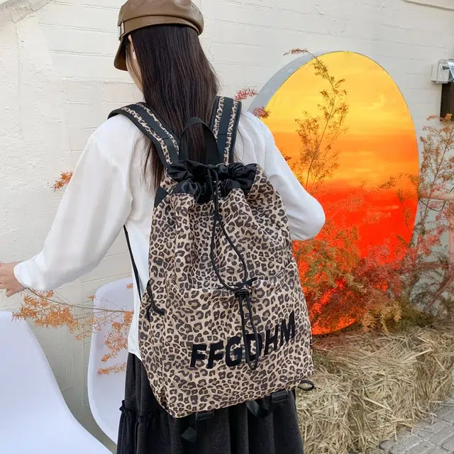 單倉 抽绳束口学生运动时尚豹纹滑板羽毛球拍包小众个性 尼龙 背包书包双肩包 常规 男女同款情侣款 米白色/卡其色