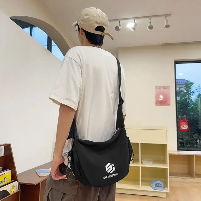 單倉 轻便个性设计感 尼龙 单肩包 男女同款情侣款 黑色/桔色/卡其色/绿色