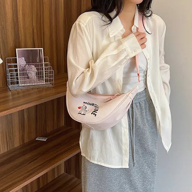 單倉 通勤轻便单肩腋下包休闲可爱百搭 尼龙布 斜挎包 女款 米白色/黑色/卡其色/湖蓝色/粉色
