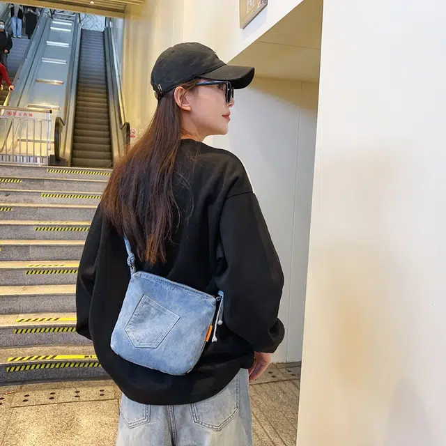 單倉 复古文艺风潮斜挎包个性休闲百搭出行通勤 牛仔布 单肩包 中号 男女同款情侣款 浅蓝色/深蓝色