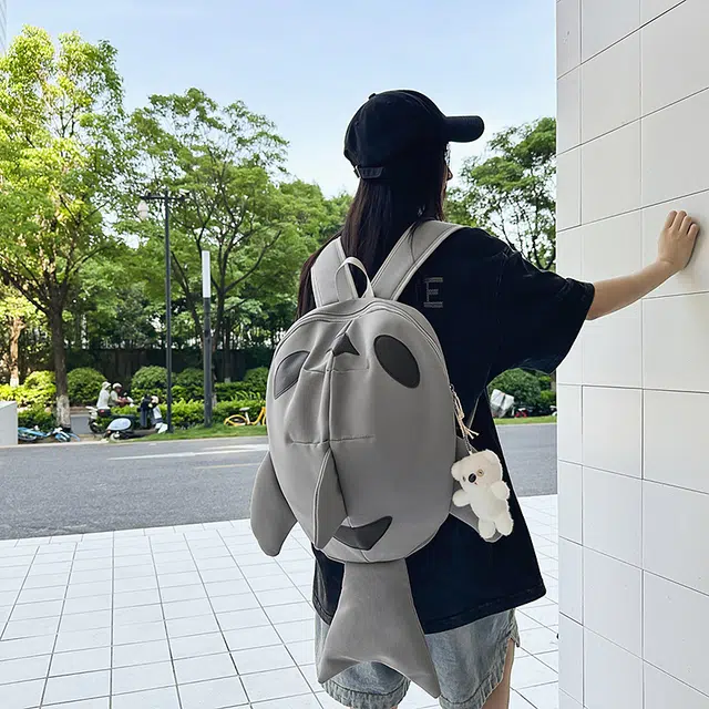 單倉 丑萌搞怪可爱鲨鱼时尚设计轻便耐磨背包学院风大容量通勤百搭书包 尼龙 双肩包 常规 男女同款情侣款 灰色/黑色