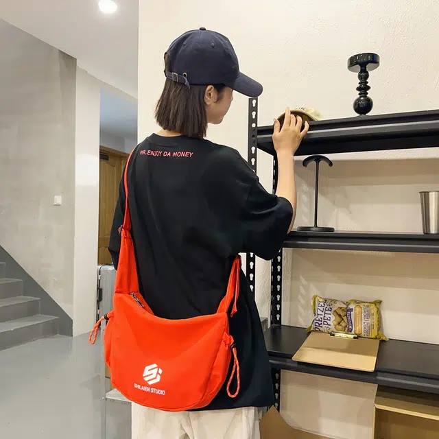 單倉 轻便个性设计感 尼龙 单肩包 男女同款情侣款 黑色/桔色/卡其色/绿色