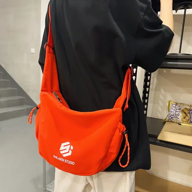 單倉 轻便个性设计感 尼龙 单肩包 男女同款情侣款 黑色/桔色/卡其色/绿色