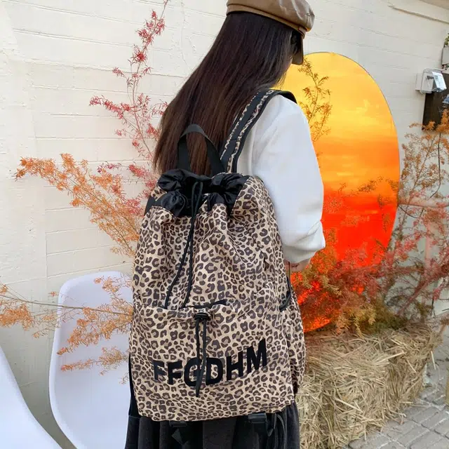 單倉 抽绳束口学生运动时尚豹纹滑板羽毛球拍包小众个性 尼龙 背包书包双肩包 常规 男女同款情侣款 米白色/卡其色