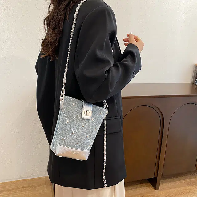 單倉 小众设计高级质感时尚链条 牛仔布 水桶包单肩斜挎包 女款 银色/棕色